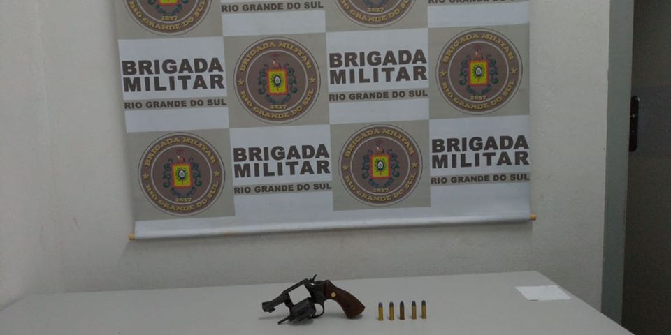 HOMEM É FLAGRADO ARMADO DURANTE ABORDAGEM DA BM EM FLORES DA CUNHA