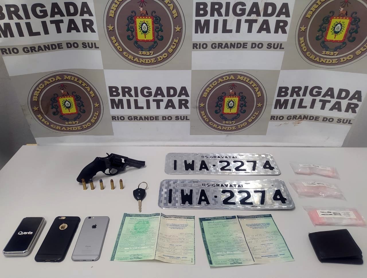 DUPLA  É PRESA COM VEÍCULO ROUBADO, DROGA E ARMA EM CAXIAS DO SUL 