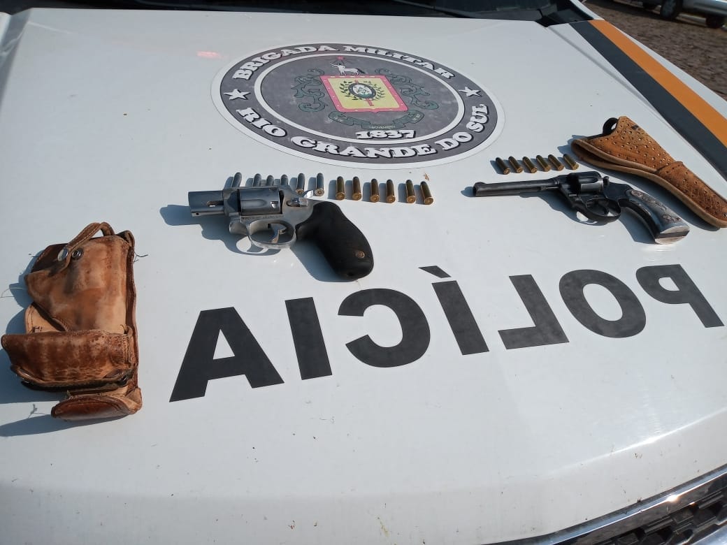 BRIGADA MILITAR PRENDE DOIS POR PORTE ILEGAL DE ARMA DE FOGO EM CAMBARÁ DO SUL  