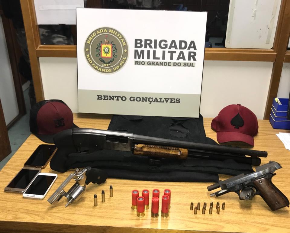 QUADRILHA É DETIDA PELA BM EM GARIBALDI COM ARMAS E CARRO ROUBADO