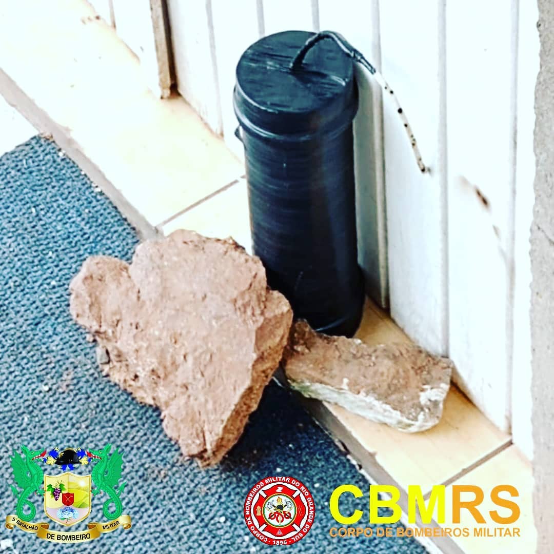 O Corpo de Bombeiros Militar do Rio Grande do Sul - CBMRS - atendeu a um chamado que relatava a colocação de um explosivo numa tenda de produtos coloniais