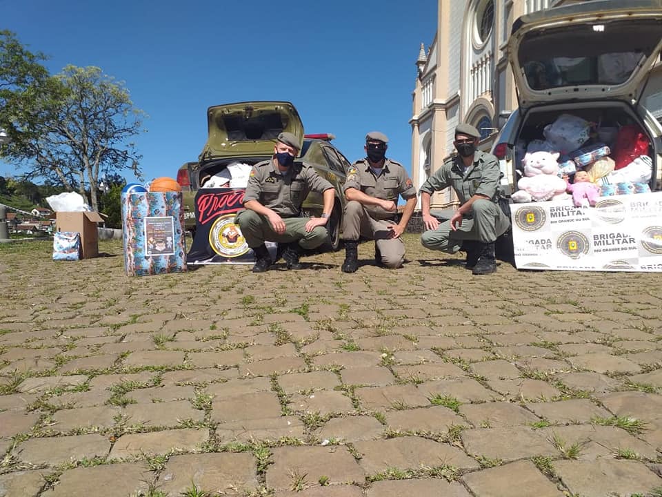 PRESENTES ARRECADADOS JUNTO A COMUNIDADE  SÃO  DISTRIBUÍDOS PELA BM EM IPÊ 