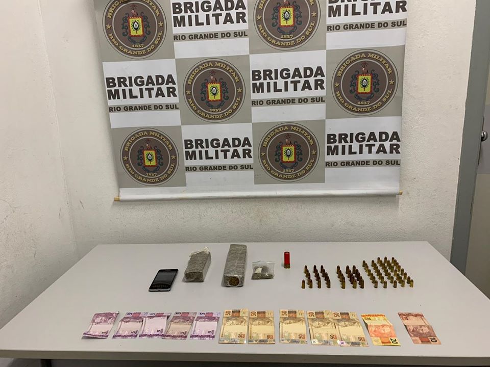 HOMEM É PRESO PELA BM COM DROGA E MUNIÇÕES EM CAXIAS DO SUL