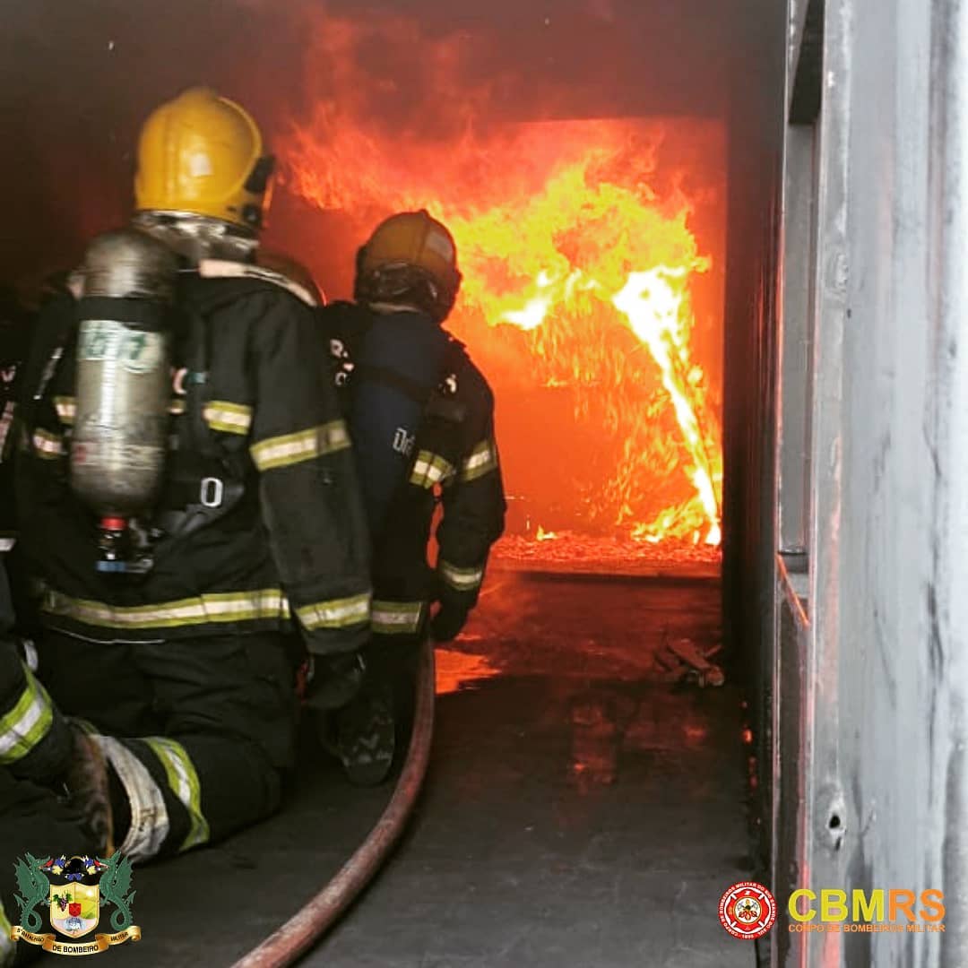O Corpo de Bombeiros Militar do Rio Grande do Sul - CBMRS - está realizando durante está semana no centro de Treinamento da Serra Gaúcha um exercício de fogo real 