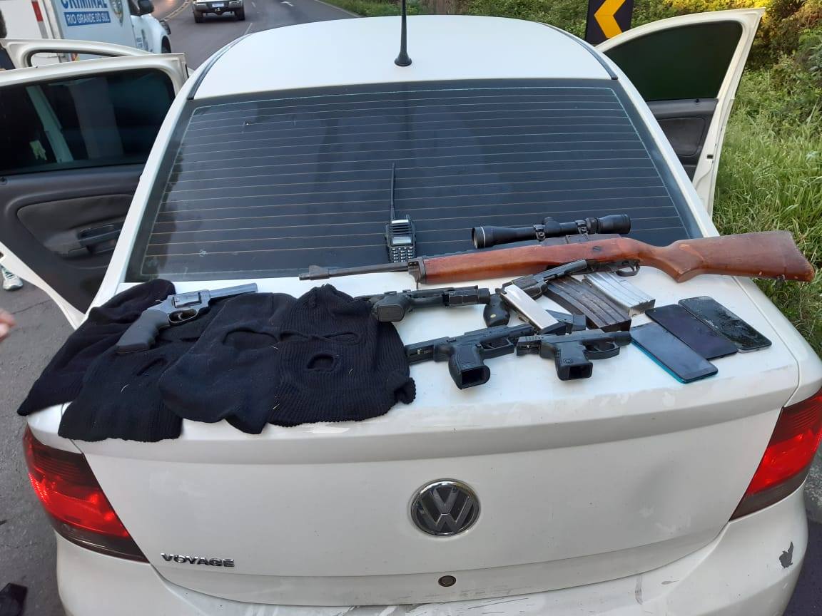 BM APREENDE ARMAS E MUNIÇÕES, APÓS CONFRONTO COM CRIMINOSOS EM CAXIAS DO SUL