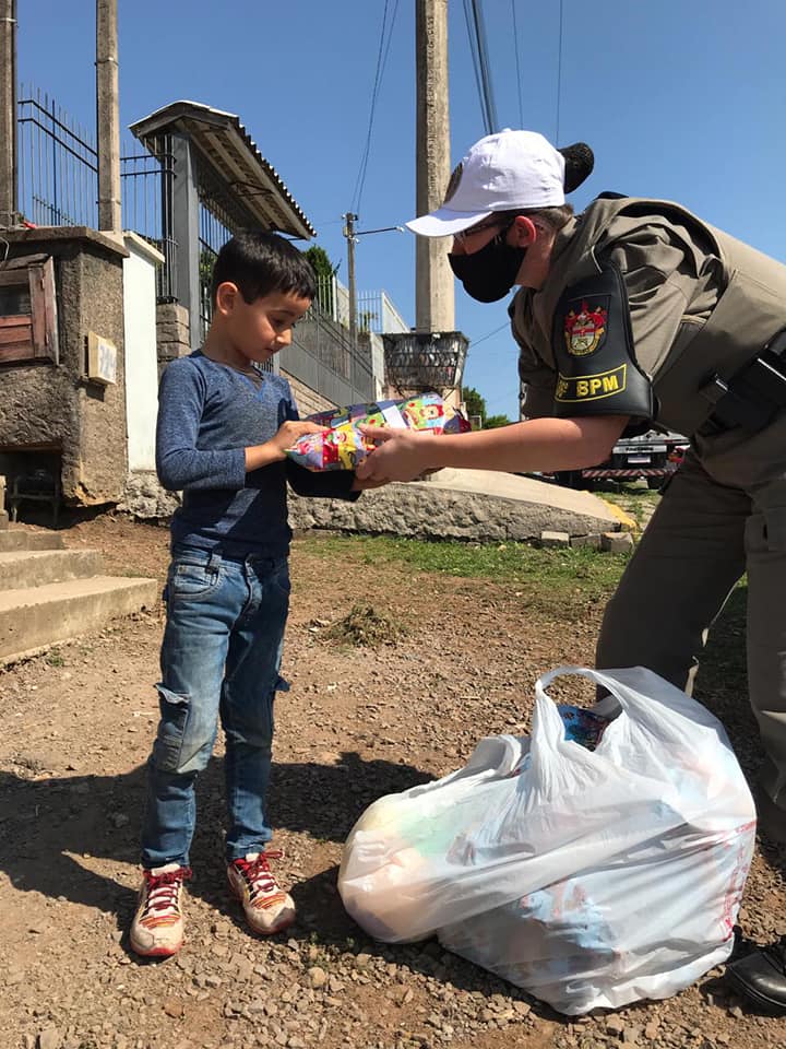 MAIS DE 600 BRINQUEDOS SÃO ARRECADOS E DISTRIBUÍDOS PELA BM EM FARROUPILHA 