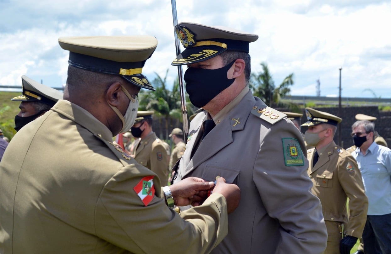 COMANDANTE DA BM NA SERRA É HOMENAGEADO PELA POLÍCIA MILITAR CATARINENSE
