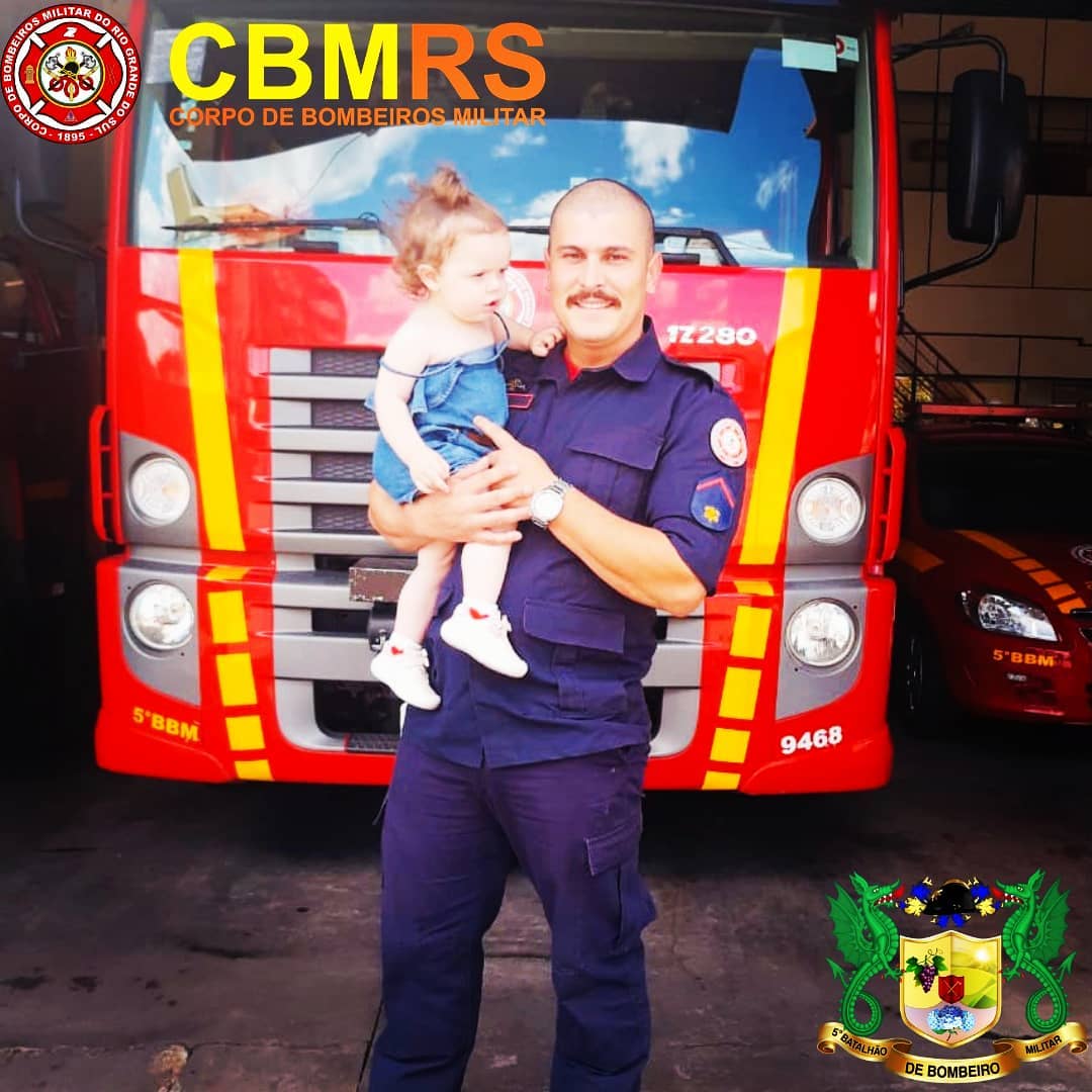 O Corpo de Bombeiros Militar do Rio Grande do Sul - CBMRS - recebeu a visita da jovem RN, de 1 ano e 5 meses