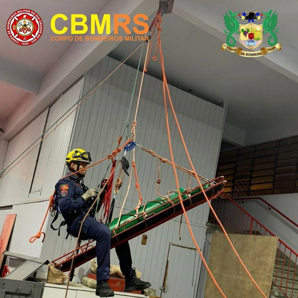 O Corpo de Bombeiros Militar do Rio Grande do Sul  realizou técnica utilizada para resgate em locais confinados ou que necessitem desviar da algum obstáculo.