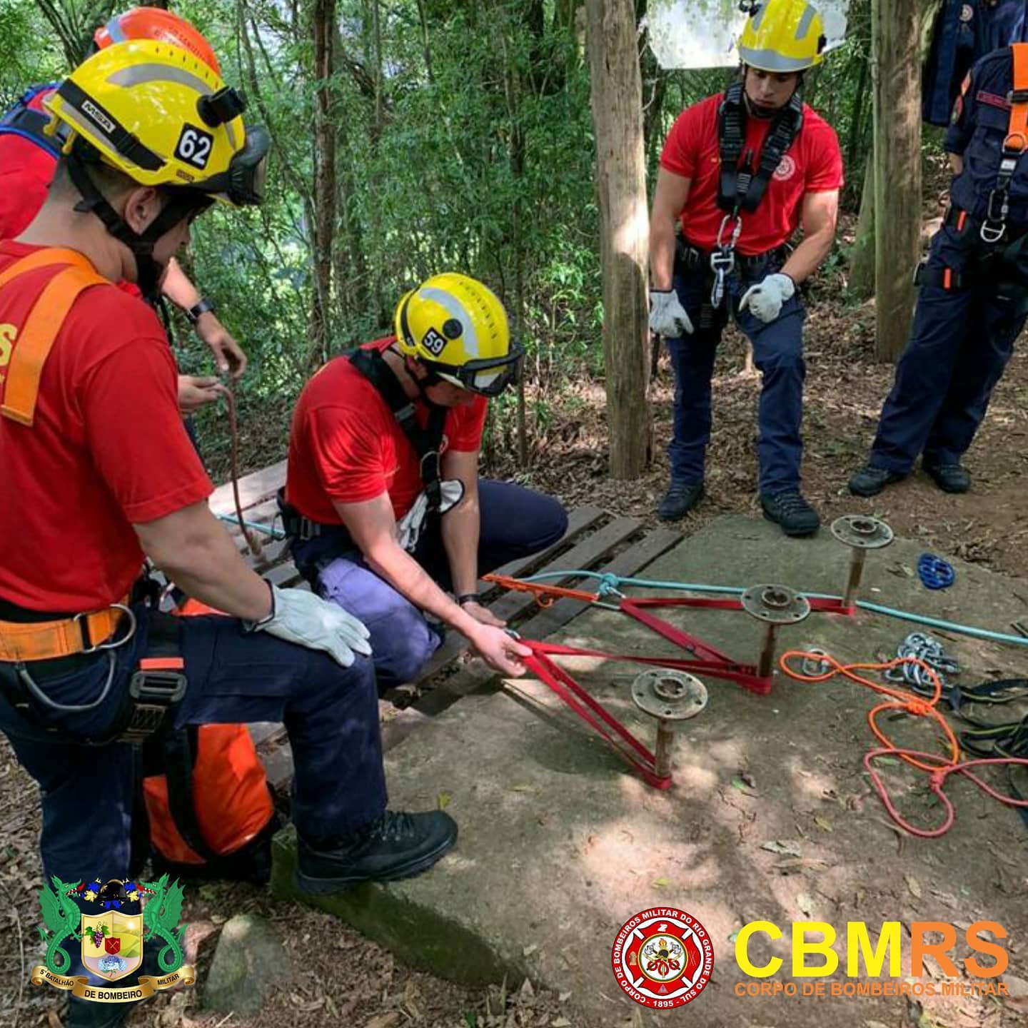 O Corpo de Bombeiros Militar do Rio Grande do Sul - CBMRS - realizou um treinamento de técnicas verticais na Gruta da terceira légua