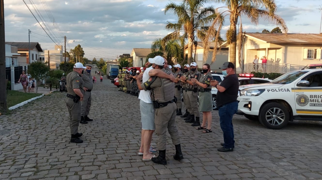 PM FERIDO DURANTE TENTATIVA DE ASSALTO RECEBE ALTA É HOMENAGEADO POR COLEGAS EM FARROUPILHA. 