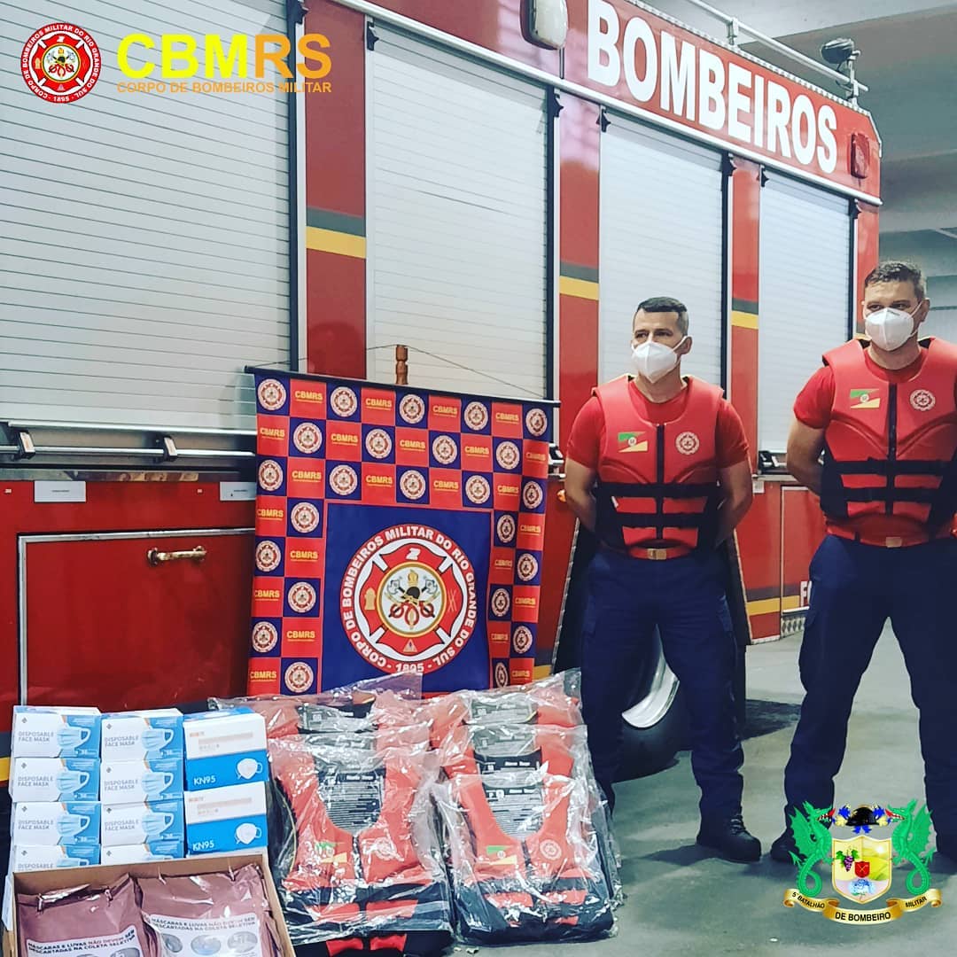 O Corpo de Bombeiros Militar do Rio Grande do Sul - CBMRS - recebeu coletes salva-vidas homologados pela Marinha do Brasil