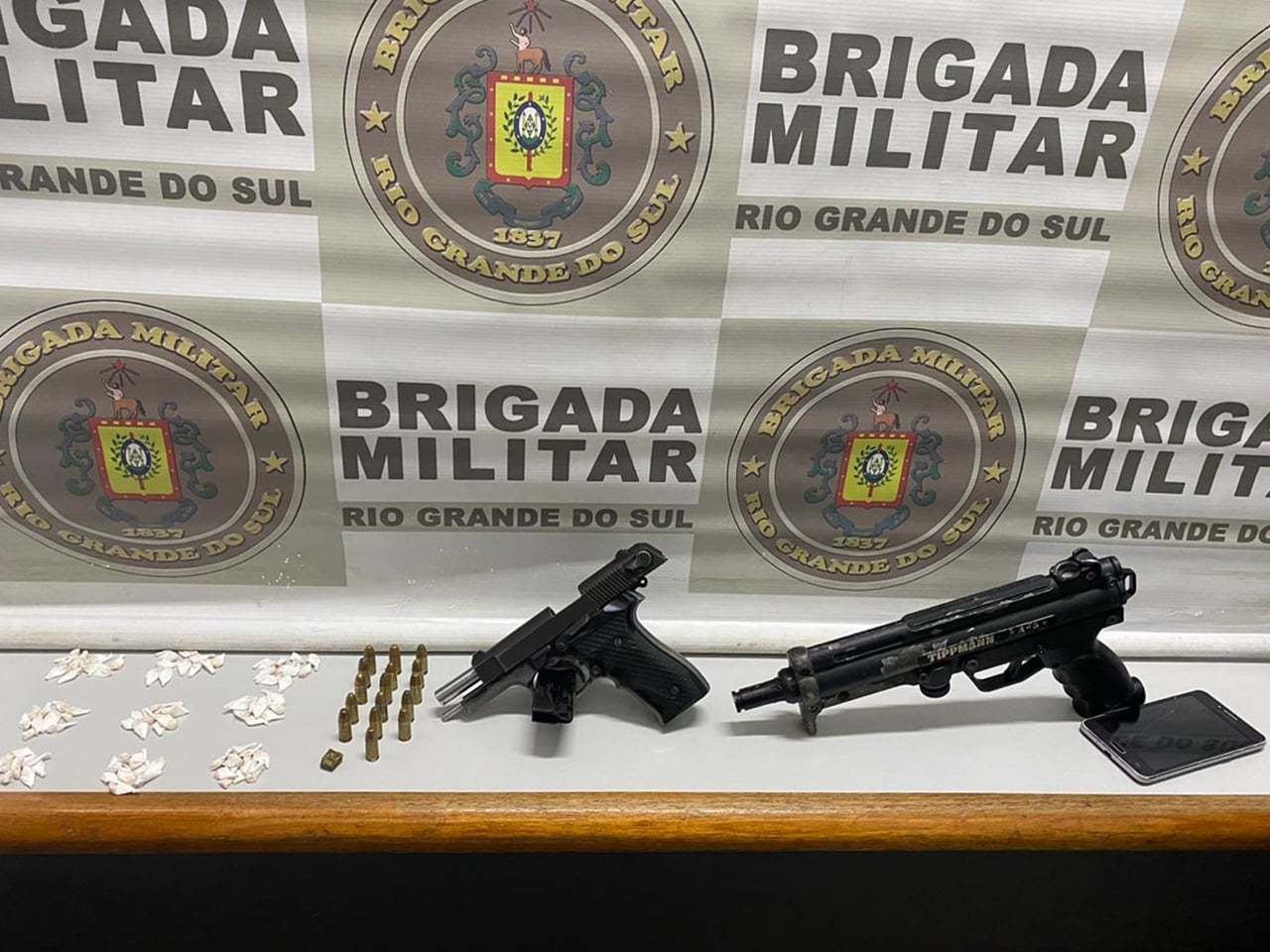 TRIO É DETIDO PELA BM COM DROGAS, PISTOLA E SUBMETRALHADORA EM FARROUPILHA