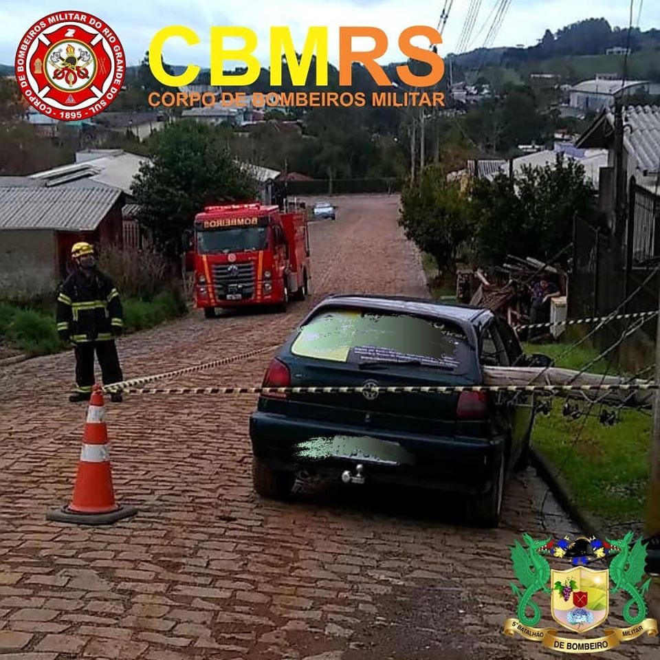 O Corpo de Bombeiros Militar do Rio Grande do Sul atendeu uma ocorrência de poste caído sob um veículo no bairro Michelon