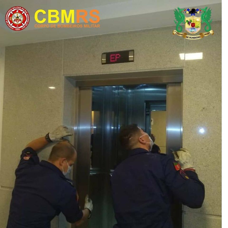 O Corpo de Bombeiros Militar do Rio Grande do Sul – CBMRS – atendeu uma ocorrência de uma vítima presa em elevador 