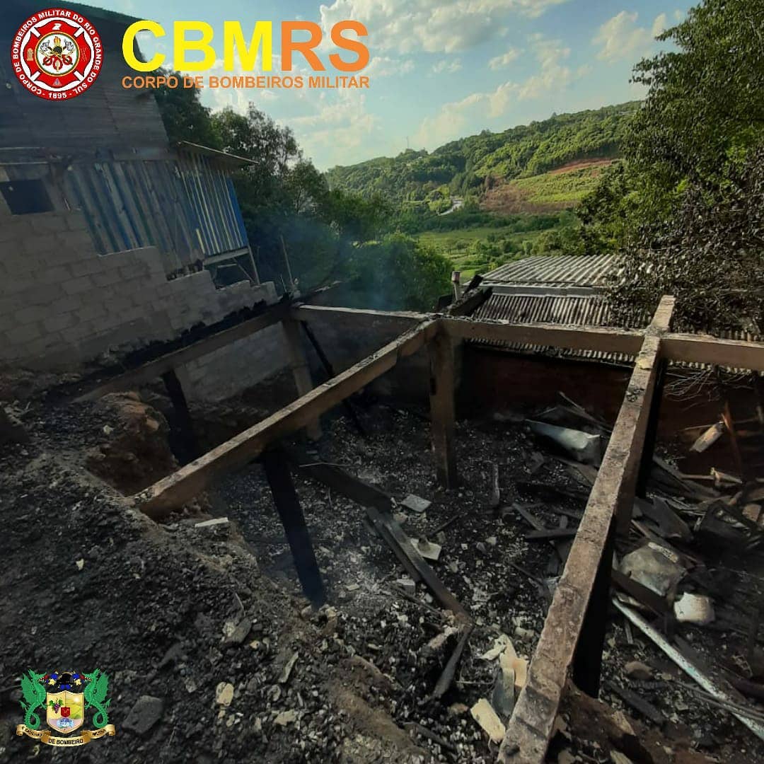 A guarnição de serviço do Corpo de Bombeiros Militar do Rio Grande do Sul - CBMRS - atendeu a ocorrência de incêndio em residência, no bairro Santa Fé