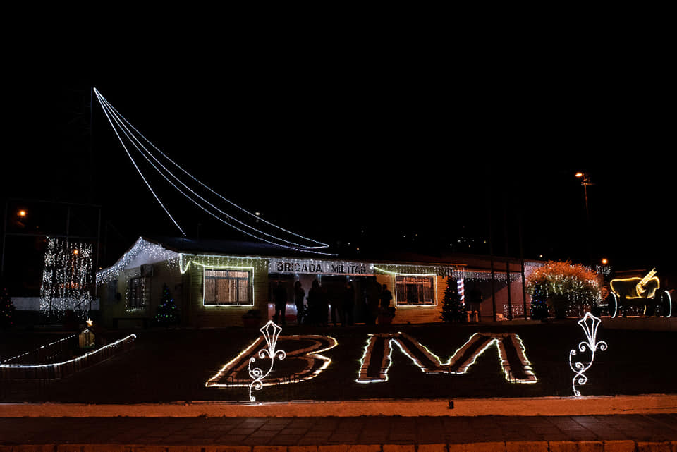 LUZES NATALINA ILUMINAM QUARTEL DA BM EM ANTÔNIO PRADO 