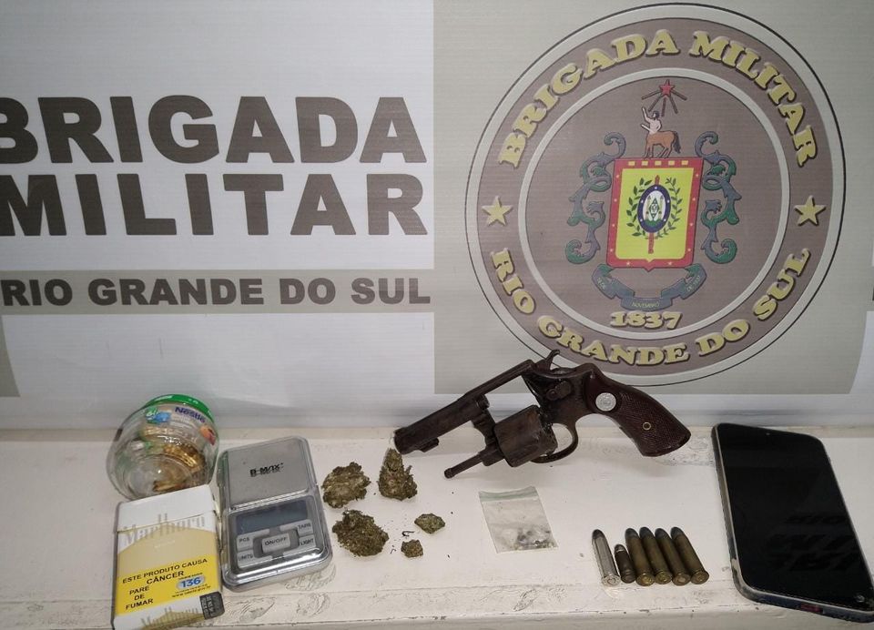 TRAFICANTE É PRESO PELA BM COM DROGA, ARMA E MUNIÇÕES EM CANELA