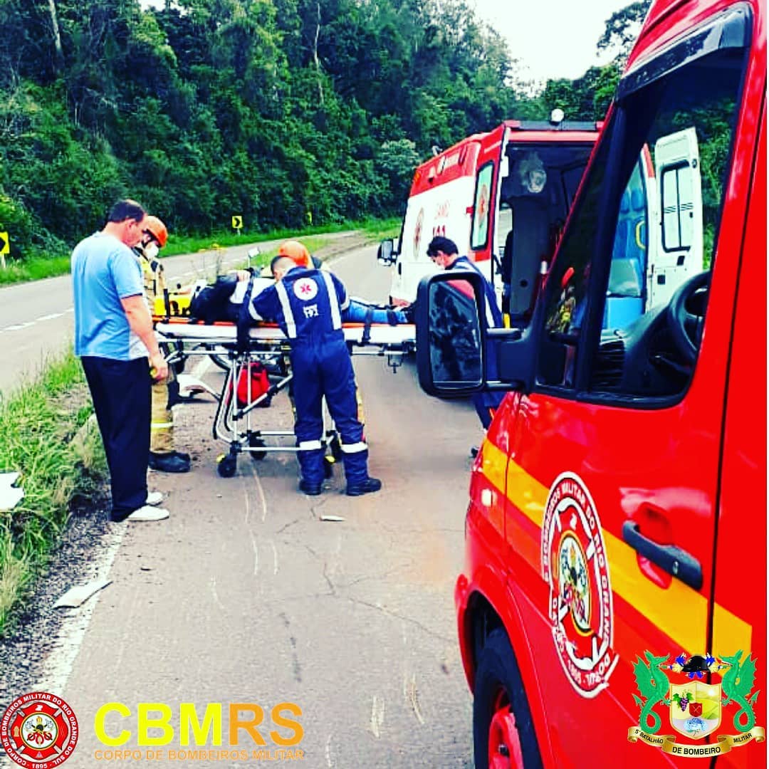 O Corpo de Bombeiros Militar do Rio Grande do Sul - CBMRS - atendeu a um acidente veicular envolvendo um veículo Pálio e uma motocicleta.