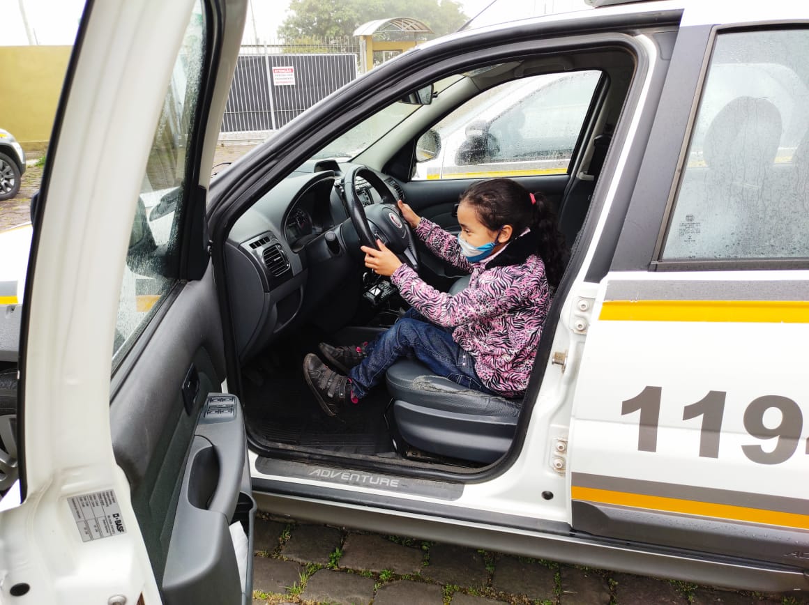 Menina que participou da ação Criança Feliz visita policiais militares em Farroupilha