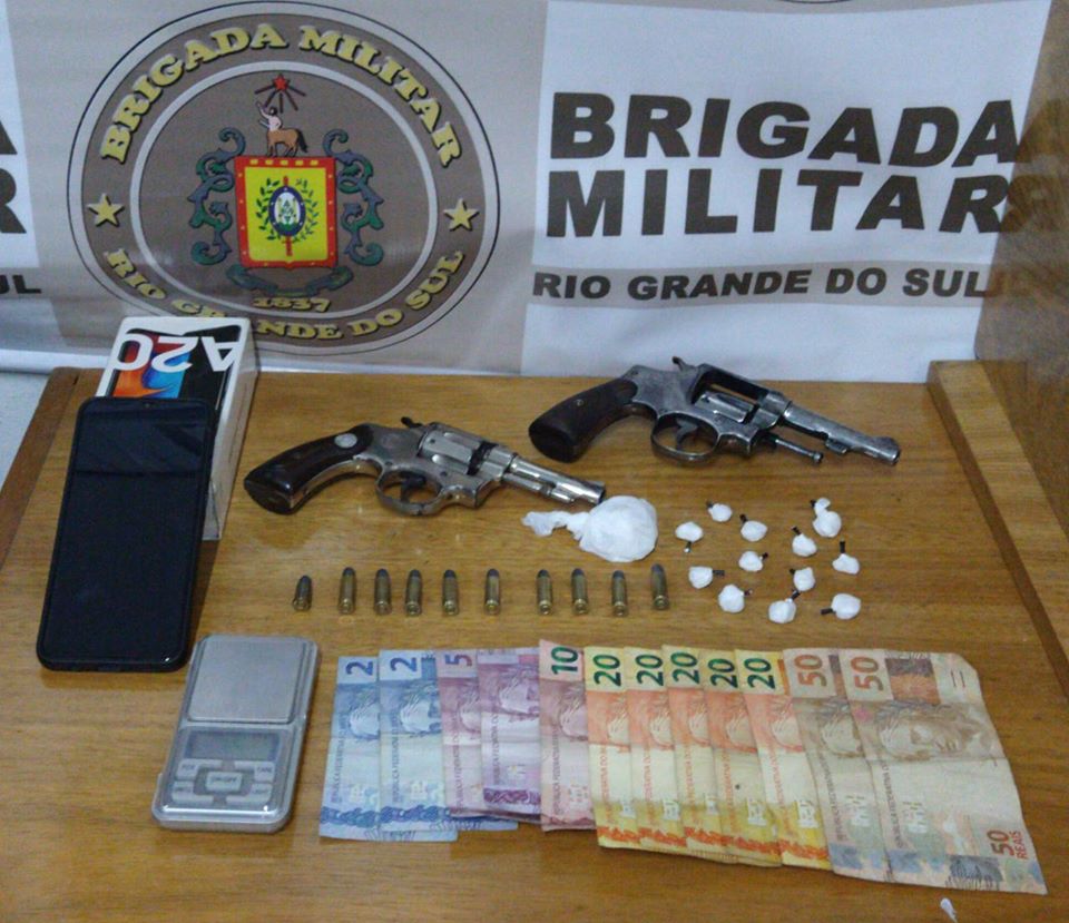 BRIGADA MILITAR PRENDE TRAFICANTE COM COCAÍNA E ARMAS EM CANELA