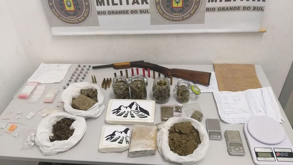 MULHER É PRESA COM DROGAS E ARMA EM CAXIAS DO SUL