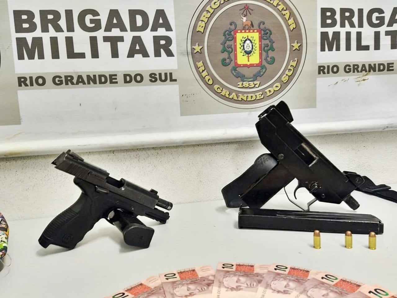 ADOLESCENTES SÃO APREENDIDAS PELA BM COM PISTOLA E SUBMETRALHADORA EM CAXIAS DO SUL