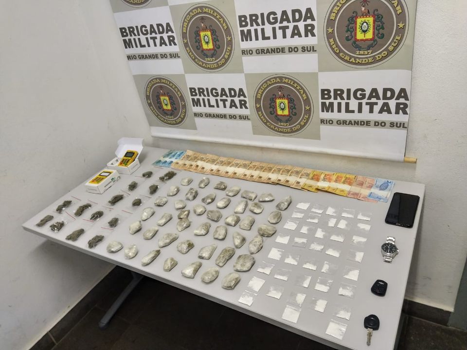 HOMEM QUE FAZIA TELE-ENTREGA DE DROGAS É PRESO PELA BM EM CAXIAS DO SUL