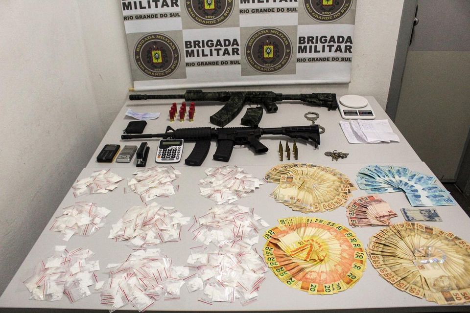 HOMEM É PRESO PELA BM COM DROGA E ARMAS EM CAXIAS DO SUL