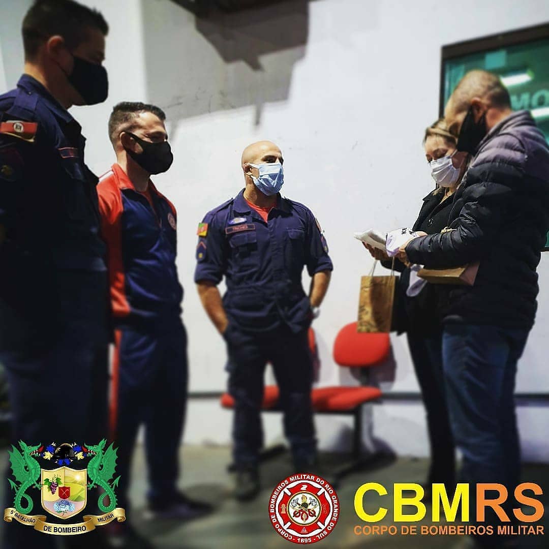 O Corpo de Bombeiros Militar do Rio Grande do Sul - CBMRS -  recebeu a visita de um casal para agradecimento