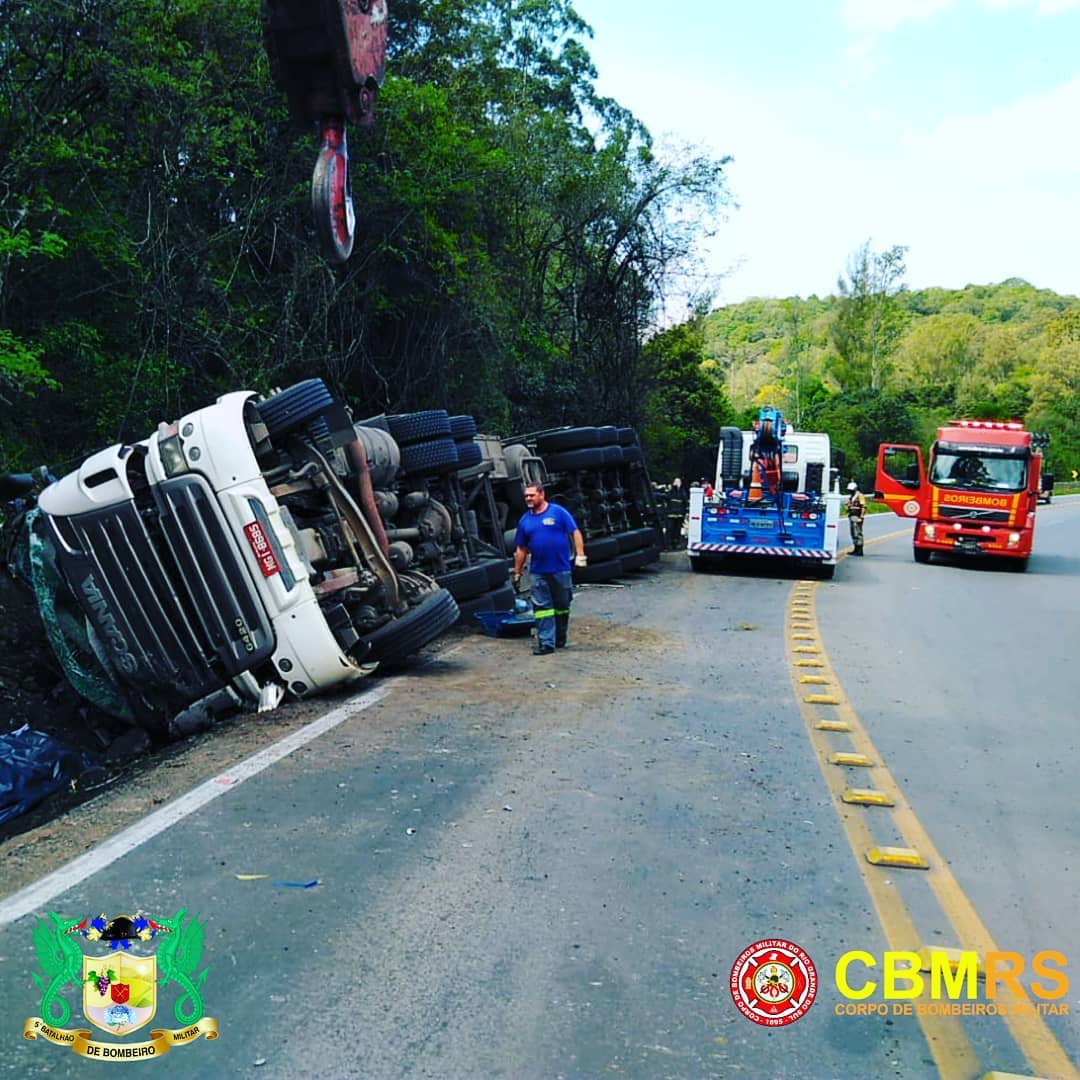 O Corpo de Bombeiros Militar do Rio Grande do Sul - CBMRS - com a Brigada Militar, Voluntários de Antônio Prado, DML e Polícia Civil, atenderam ocorrência de acidente veicular