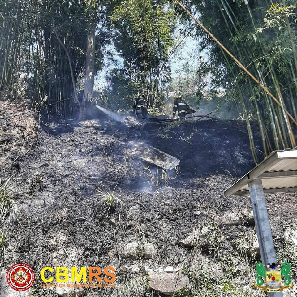 O Corpo de Bombeiros Militar do Rio Grande do Sul - CBMRS - atendeu um incêndio em vegetação