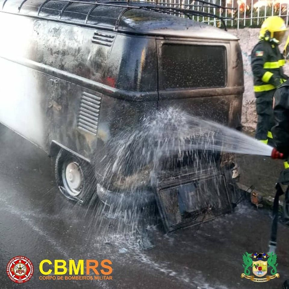 O Corpo de Bombeiros Militar do Rio Grande do Sul - CBMRS - atendeu uma ocorrência de fogo em veículo.