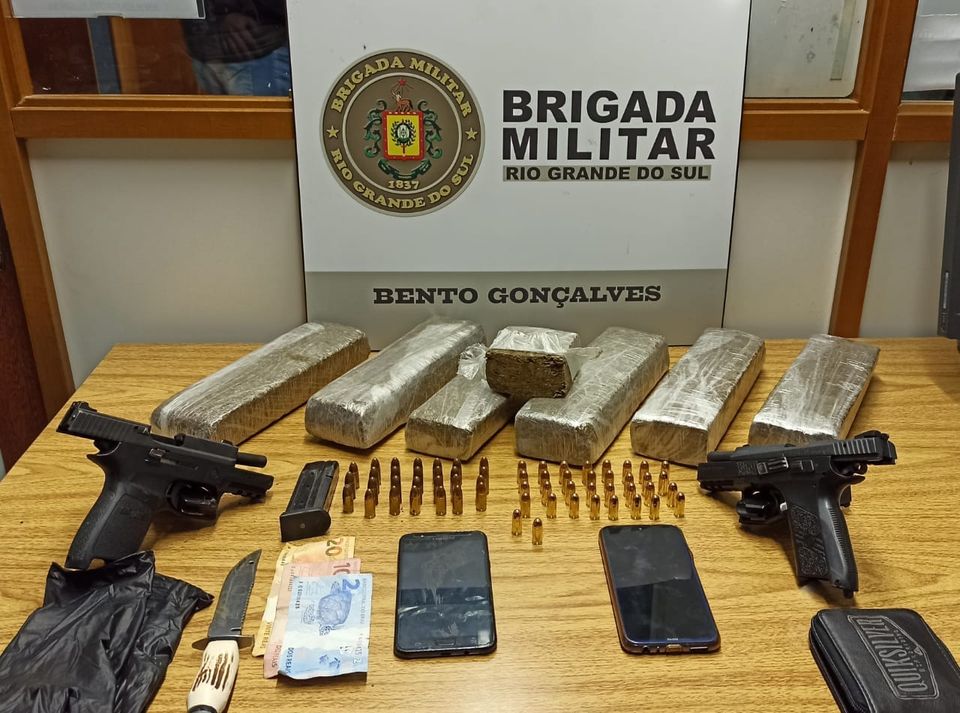 DUPLA É PRESA PELA BM COM ARMAS E DROGAS EM BENTO GONÇALVES