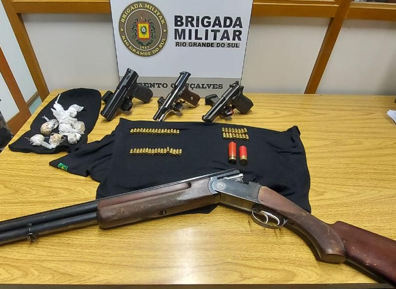 HOMEM É PRESO E MENOR É APREENDIDO PELA BM COM ARMAS E DROGA EM BENTO GONÇALVES